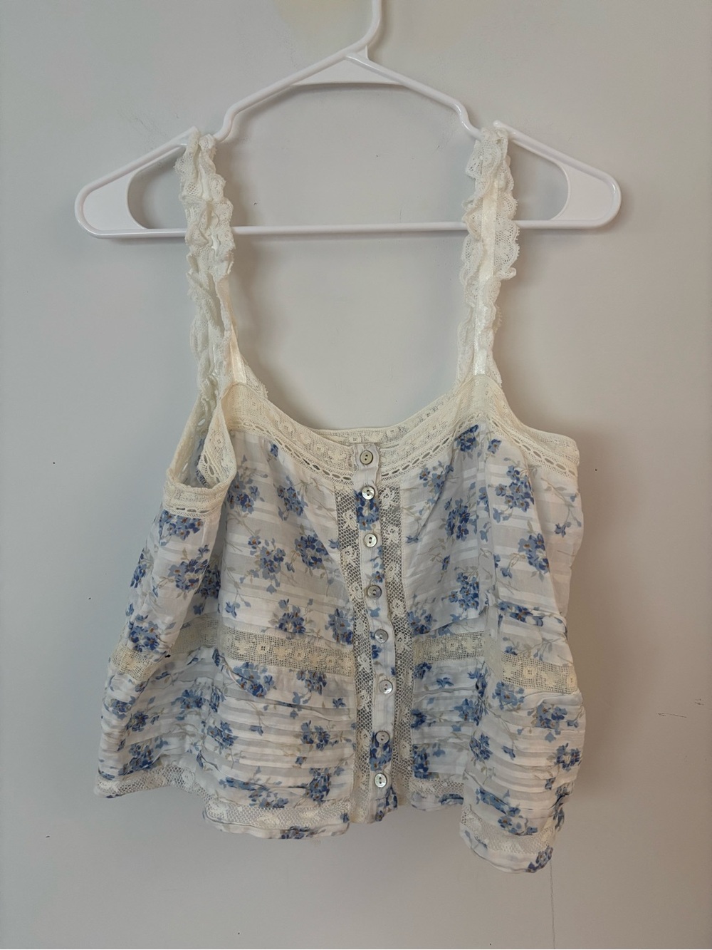 loveshackfancy ivory white & light blue floral button flowy crop tank top 🌊